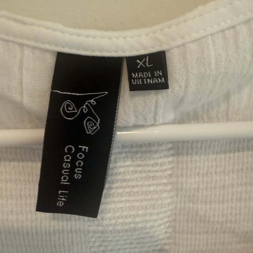 NWT Focus Sleeveless white textured shirt - Picture 6 of 6